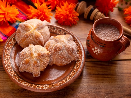 Мексикански сладък хляб Pan de Muerto - снимка на рецептата Мексикански сладък хляб Pan de Muerto - снимка на рецептата